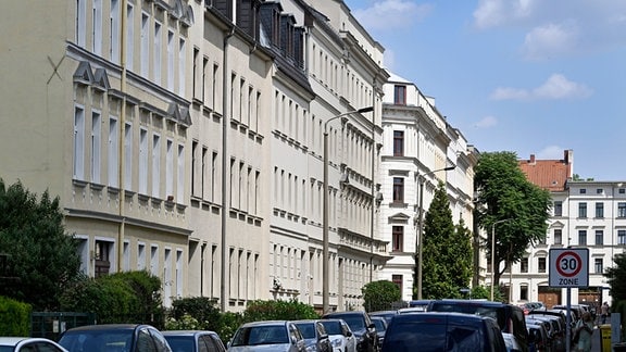 Fassaden in hellen Farben von Gründerzeithäusern im Leipziger Norden verdeutlichen die Investitionen in Sanierung und Rekonstruktion von Altbauten.