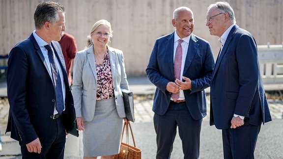 Thorsten Frei (l-r, CDU), Erster Parlamentarischer Geschäftsführer der CDU/CSU-Bundestagsfraktion, Andrea Lindholz (CSU), Hessens Innenminister Roman Poseck (CDU) und Stephan Weil (SPD), Ministerpräsident von Niedersachsen, stehen dem vor dem Bundesministerium des Innern und für Heimat.