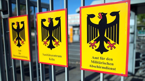 Das Schild für das Amt für den Militärischen Abschirmdienst (MAD) hängt am Zaun der Konrad-Adenauer--Kaserne. 