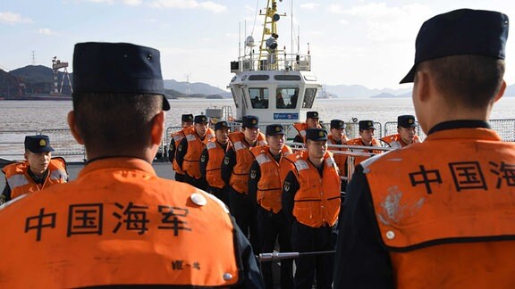 Eine chinesische Marineflotte startet von einem Militärhafen in Zhoushan in der ostchinesischen Provinz Zhejiang zu einer bevorstehenden gemeinsamen Marineübung zwischen China und Russland.