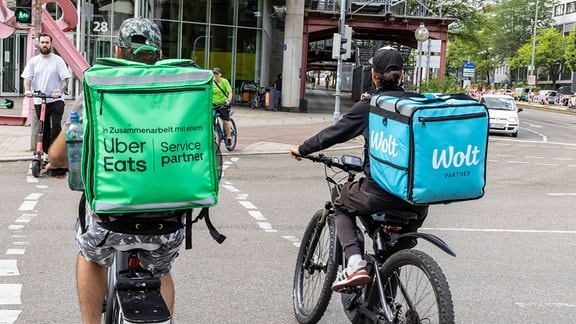 Rider unterwegs, Radkuriere von Uber Eats und Wolt