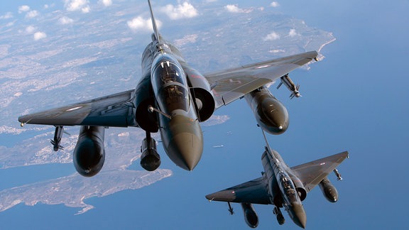 Mirage 2000 D Mehrzweckkampfflugzeuge der Französischen Luftwaffe im Flug
