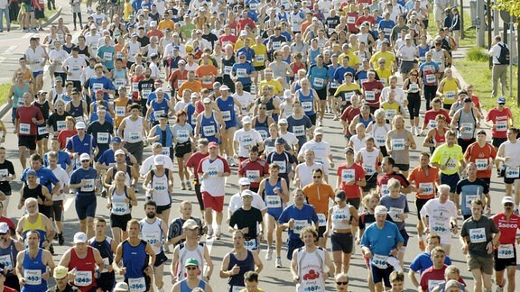 Tausende Teilnehmer sind am Sonntag (28.08.2005) bei der vierten Auflage des Mitteldeutschen Marathons am Start in Leipzig. 