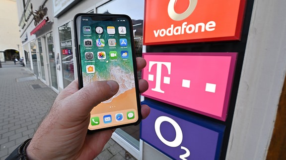 Smartphone vor Handyshop