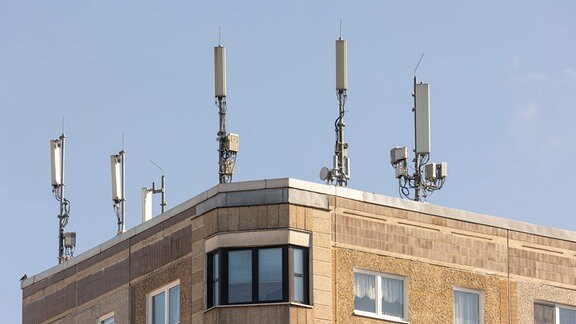 Mobilfunkantennen auf einem Hausdach in Berlin