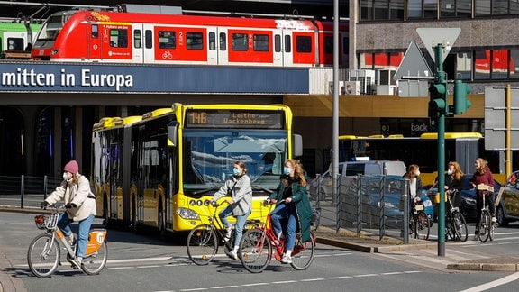 Verschiedene Verkehrsmittel in der Innenstadt, Busse, Bahnen, Fahrräder und Autos am Hauptbahnhof Essen.
