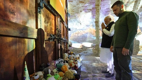 Premierminister Narendra Modi (l) und der ukrainische Präsident Wolodymyr Selenskyj bei der Märtyrer-Ausstellung.