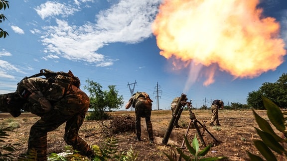 Soldaten einer 120-mm-Mörserbesatzung des Typs 2B11 der Dnepr-Streitkräfte der russischen Armee