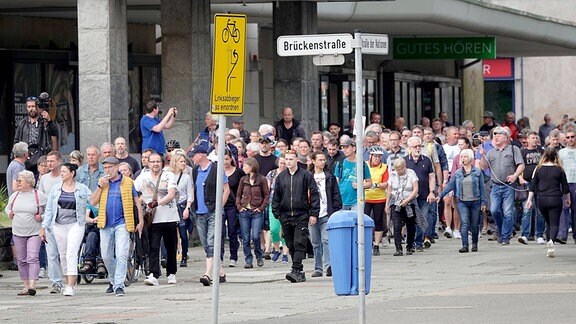 Etwa 150 Demonstranten in Chemnitz bei ihrem Montagsspaziergang, um gegen Staat, Regierung und die herrschende staatliche Ordnung zu protestieren.