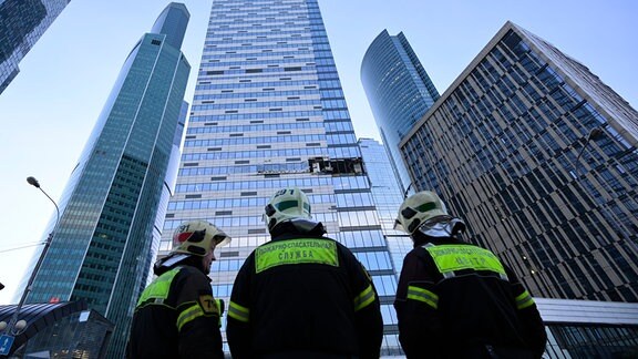 Beschädigter Wolkenkratzer im Geschäftsviertel nach Drohnenangriff in Moskau