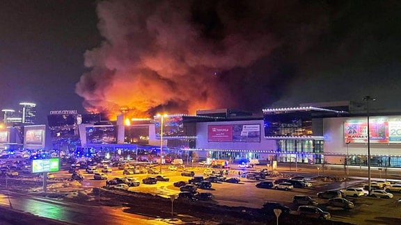 Rauch steigt über dem Crocus-Rathaus in der Stadt Krasnogorsk auf, wo Unbekannte das Feuer eröffneten. Die Evakuierung ist im Gange.