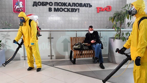 Desinfektionstrupp in Metrostation Leningradsk in Moskau