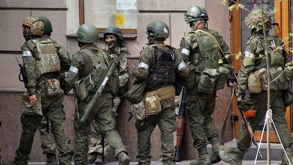 Russische Soldaten auf einer Straße in Rostow.