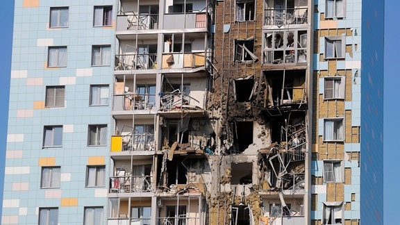 Ein mehrstöckiges Wohnhaus in Ramenskoje, außerhalb von Moskau, wurde durch einen mutmaßlichen ukrainischen Drohnenangriff beschädigt.