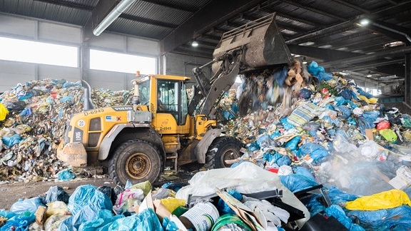 Ein Radlader schiebt Restmüll zusammen in der Mechanischen Abfallbehandlungsanlage auf der Mülldeponie Lahe