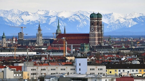 Stadt München. Skyline vor schneebedeckten Alpen.