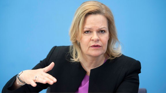 Nancy Faeser , Bundesinnenministerin SPD, während der Bundespressekonferenz zum Thema Fallzahlen Politisch Motivierte Kriminalität.