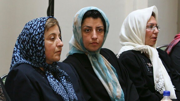 Narges Mohammadi (M), Menschenrechtsaktivistin aus dem Iran, sitzt neben der iranischen Friedensnobelpreisträgerin Shirin Ebadi (l) während sie an einem Treffen über Frauenrechte teilnimmt.