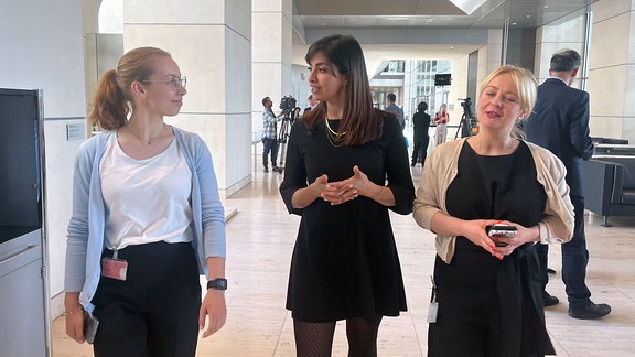 SPD-Bundestagsabengeordnete Rasha Nasr (M.) und Büroleiterin Katja Schittko im Gespräch mit der Dresdner Schülerpraktikantin Anouk.
