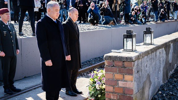 Bundeskanzler Olaf Scholz gemeinsam mit Benjamin Netanyahu der Ministerpraesidenten von Israel bei der Kranzniederlegung am Mahnmal Gleis 17 in Berlin Berlin.