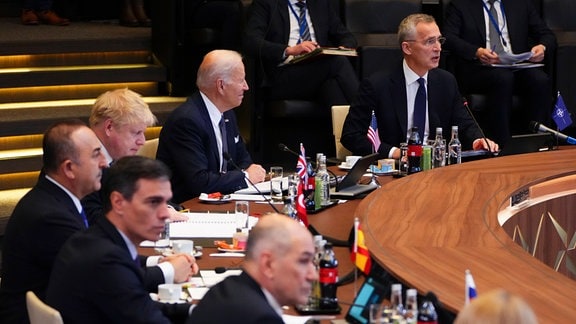 NATO-Generalsekretär Jens Stoltenberg, oben rechts, sitzt während einer Plenarsitzung im NATO-Hauptquartier in Brüssel neben US-Präsident Joe Biden