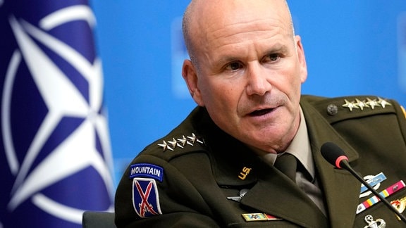 Der Oberste Alliierte Befehlshaber Europa, General Christopher Cavoli, spricht auf einer Medienkonferenz im NATO-Hauptquartier.