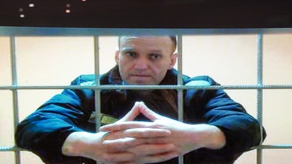 Alexej Nawalny, russischer Oppositionspolitiker, wird in einem Gerichtssaal des Moskauer Stadtgerichts per Videoverbindung aus seiner Gefängniskolonie zu einer Anhörung zugeschaltet und ist auf einem Bildschirm zu sehen.