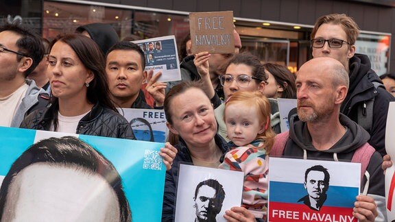 Menschen fordern bei einer Demonstration in New York die Freiheit von Kremlkritiker Alexei Navalny.