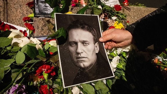 Blick auf eine spontane Gedenkveranstaltung zum Gedenken an den verstorbenen russischen Oppositionellen Nawalny, die am Denkmal für die Opfer politischer Repressionen am Woskresenskaja-Ufer stattfindet.