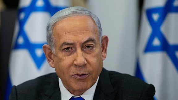Benjamin Netanjahu, Premierminister von Israel, leitet eine Kabinettssitzung in der Kirya, dem Sitz des israelischen Verteidigungsministeriums.