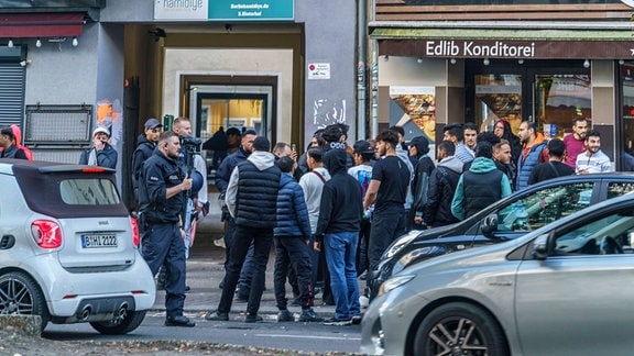 Araber auf der Sonnenallee versammeln sich zur Solodarität mit der islamistischen Hamas nach dem Angriff auf Isreal