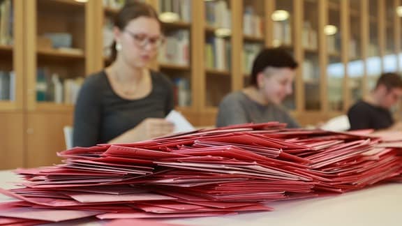 Blick auf einen Haufen Wahlbriefe während der Auszählung der Briefwahl im Bürgerhaus Nordhausen.