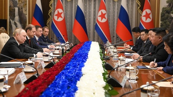 Der russische Präsident Wladimir Putin (links) und der nordkoreanische Staatschef Kim Jong-un (2. von rechts) führen bilaterale Gespräche im Staatlichen Gästehaus Kumsusan. 