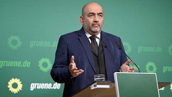 Omid Nouripour, Grünen-Bundesvorsitzender, spricht während eines Statements in der Bundesgeschäftsstelle.