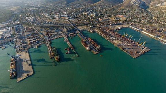 Luftbild von Noworossijsk mit Hafenanlagen im Fordergrund