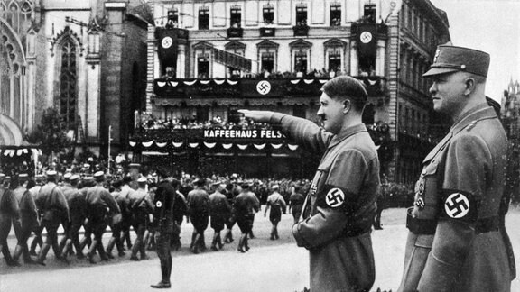 Hitler bei einer Parade in Leipzig.