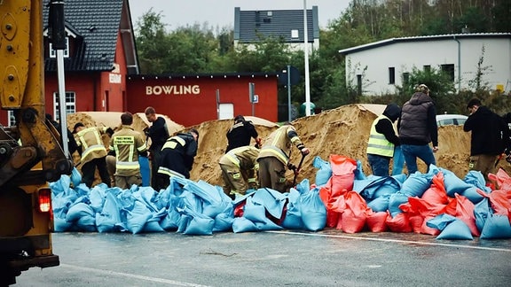 Auf diesem Handout-Foto der Staatlichen Feuerwehr Polens bauen Feuerwehrleute und Anwohner Hochwasserschutzdämme in der Stadt Nysa im Südwesten Polens.