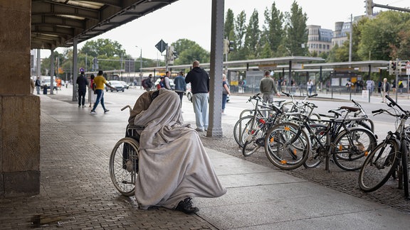 Ein obdachloser Mann vor dem Hauptbahnhof in Leipzig