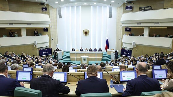 Auf diesem vom Pressedienst des Föderationsrates der Föderationsversammlung der Russischen Föderation zur Verfügung gestellten Bild nehmen Gesetzgeber an einer Sitzung des Föderationsrat teil. 