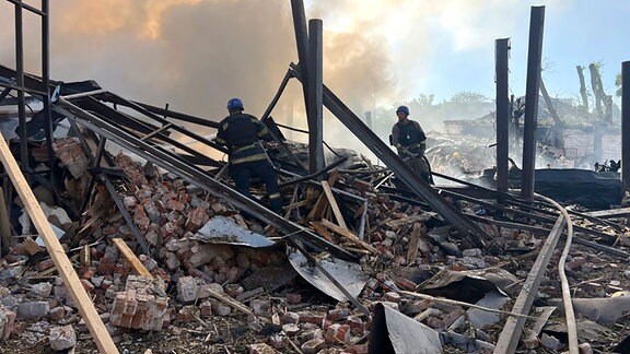 Auf diesem vom ukrainischen Katastrophenschutz zur Verfügung gestellten Foto arbeiten Rettungskräfte daran, einen Brand nach einem Angriff zu löschen.