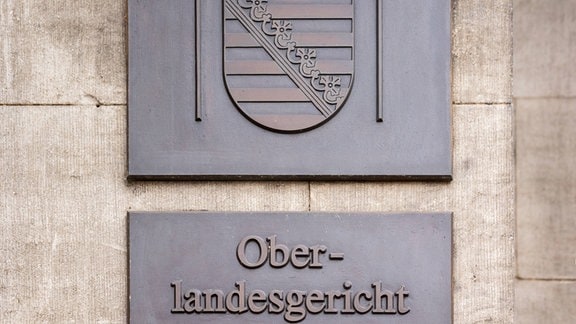 Wappen vom Freistaat Sachsen und Schild mit Schrift. 