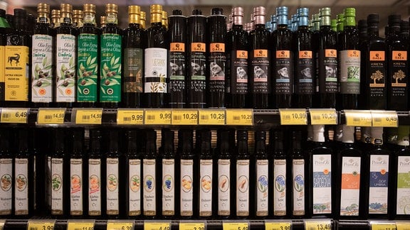 Verschiedene Olivenöle im Supermarkt