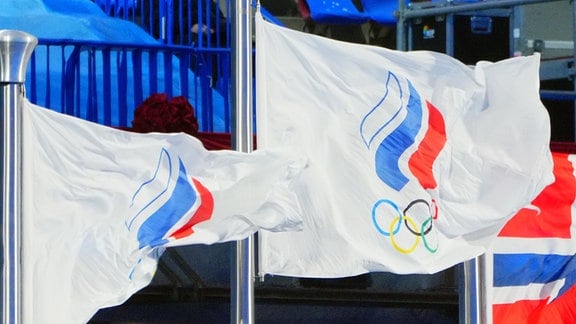 Olympia, Abschlussfeier der Olympischen Winterspiele 2022, im Vogelnest-Nationalstadion, Die Flagge des Russischen Olympischen Komitees weht im Stadion.