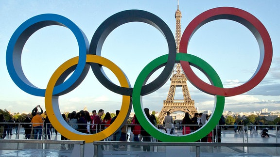 Die Olympischen Ringe 2017 in Paris vor dem Eiffelturm. 