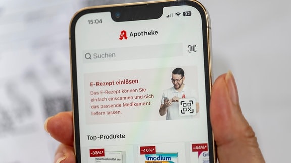 Blick auf ein Smartphone mit einer Apotheker App