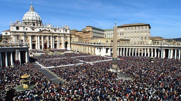 Gläubige versammeln sich zur katholischen Ostermesse auf dem Petersplatz