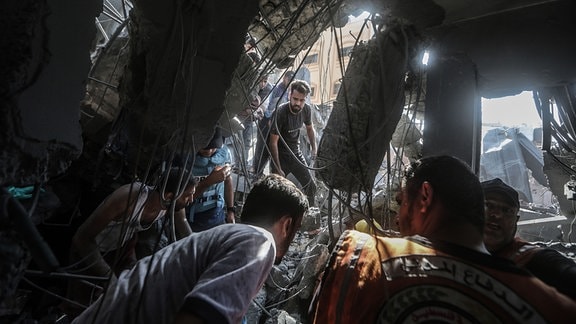 Palästinenser suchen nach einem israelischen Luftangriff nach Ãberlebenden und Opfern