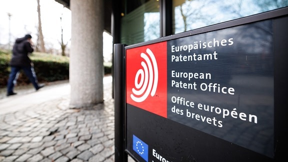 Das Logo mit dem dreisprachigen Schriftzug «Europäisches Patentamt - European Patent Office - Office europeen des brevets» ist vor dem europäischen Patentamt zu sehen.