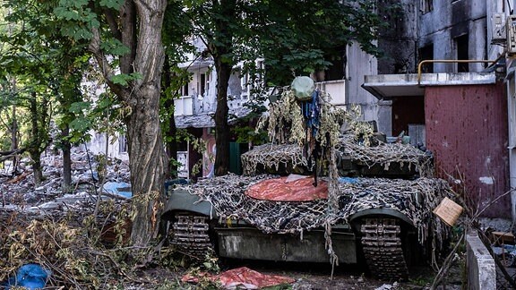 Ein Ukrainischer Panzer in geheimer Abwehrstellung in Saltivka