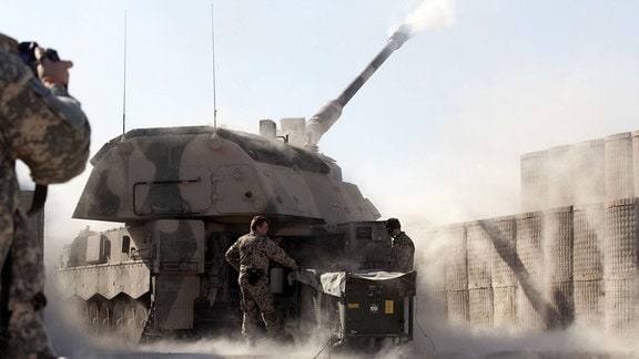 US-Soldat filmt Abschuss einer Panzerhaubitze 2000 der Bundeswehr im Bundeswehrcamp Mazar e-Sharif